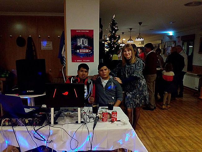 La presidenta de la asociación Teresa Aparicio con los djs de la fiesta de Navidad.