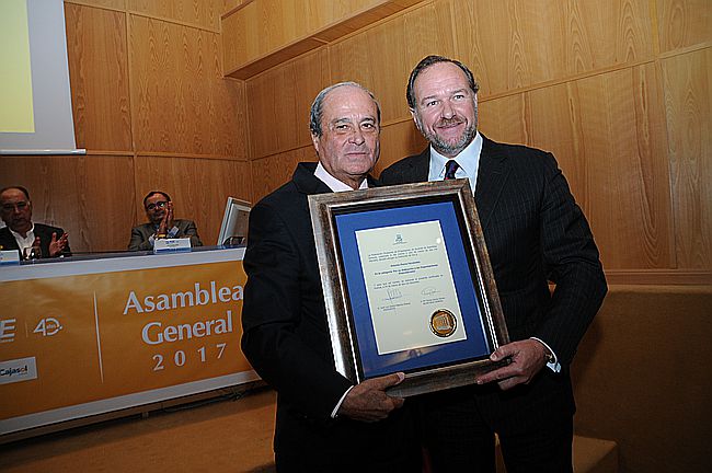 Antonio Ponce recibiendo la Distinción de Oro de la FOE.