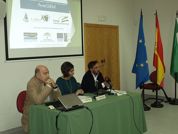 De izq. a dcha, Cristóbal Cantos, secretario general de Asaja-Cádiz, la presidenta del Grupo de Desarrollo Rural del Litoral de La Janda, Mª Dolores Varo, y el delegado territorial de Agricultura, Pesca y Desarrollo Rural en Cádiz, José Manuel Miranda.