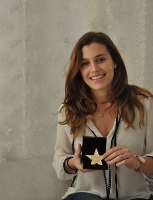 La joven diseñadora de moda nupcial Mireia Vidal recibe ‘La Estrella de Oro’