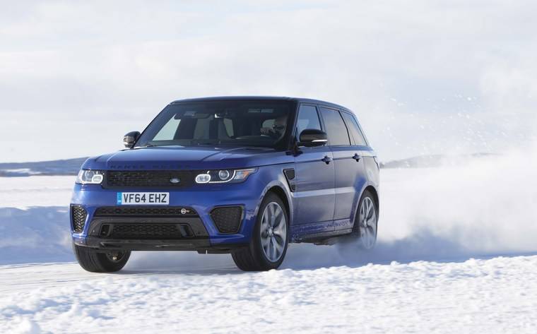 El Range Rover Sport SVR se enfrenta al hielo