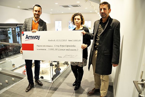 De izquierda a derecha, Miguel Soria (CorporateAffairsCoordinator de Amway Iberia), Sonia Pozo (Coordinadora proyecto Integración Social Niños/-as y Adolescentes en dificultad social) y Antonio Díaz-Rubín Suárez-Pazos (Director de la Zona Sur de la Cruz Roja)