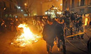 Rito de fuego para arropar a la Virgen de los “pegotes”