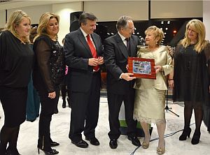  Recoge el premio Encarna Sirvent Miralles, madre de los cuatro fundadores de Smöoy: Javier, Nuria, María Elena y Almudena. 