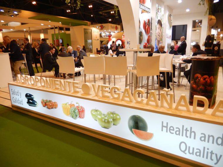 Agroponiente y Vegacañada presentan su nuevo portal web en Fruit Attraction con gran ambiente profesional en su stand