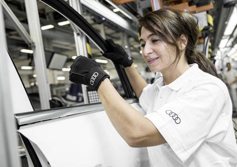 Audi ensaya guantes médicos