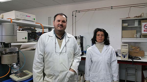 Los investigadores Concepción Valencia y José María Franco, de la Universidad de Huelva.