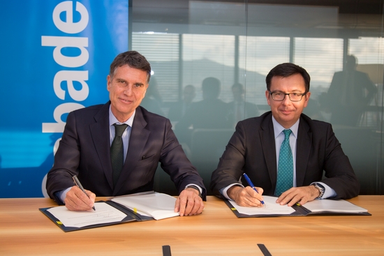El consejero delegado de Banco Sabadell, Jaime Guardiola, y el vicepresidente del BEI,
Román Escolano, en el momento de la firma del convenio.