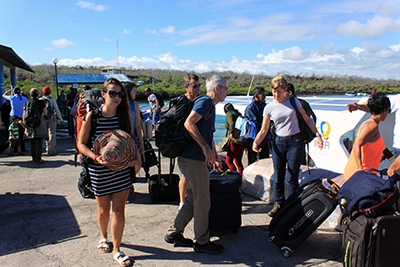 Turistas en Galápagos.