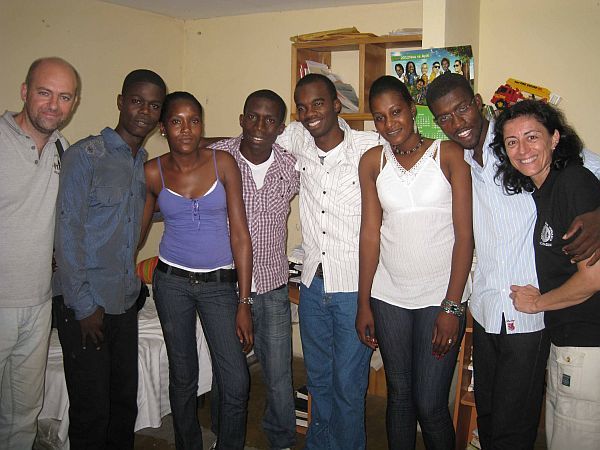 Xavier Adsarà, director de NPH España, junto a Marisa García, madrina de la Fundación, y los seis primeros estudiantes universitarios haitianos becados por NPH España