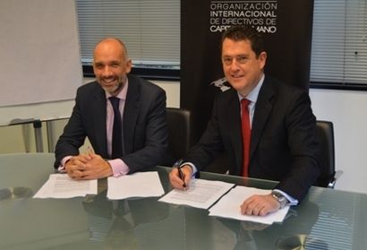 A la izquierda, Javier Caparrós, director general de Trabajando.com España, y a la izquierda, Juan Carlos Pérez Espinosa, presidente de DCH, durante la firma de la alianza estratégica.