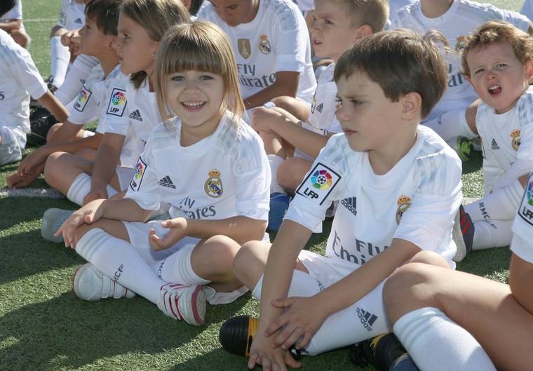 Los deportistas más jóvenes junto a sus ídolos del Real Madrid C.F.
 
