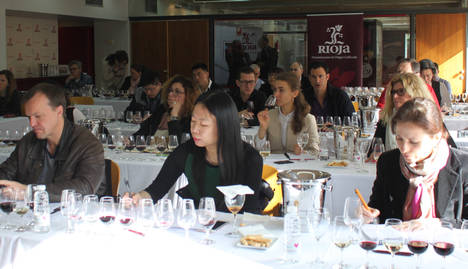 Integrantes de la primera promoción del ‘Programa Educadores de Rioja’ realizando una de las pruebas de cata en el Consejo Regulador.