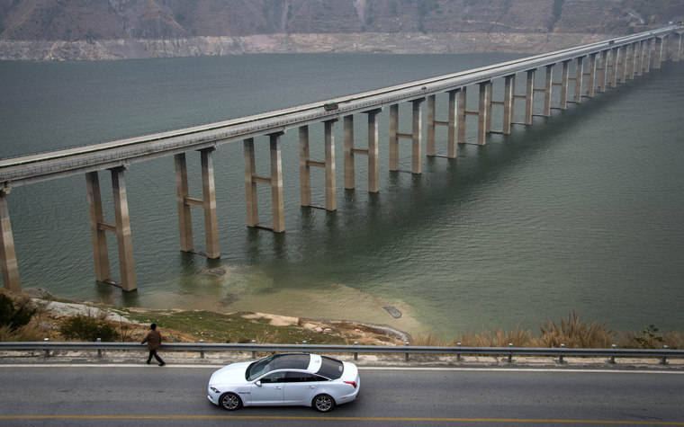El nuevo Jaguar XJ atraviesa la Yaxi Skyroad Expressway
 