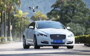 El Jaguar XJ se enfrentó a un dron
 