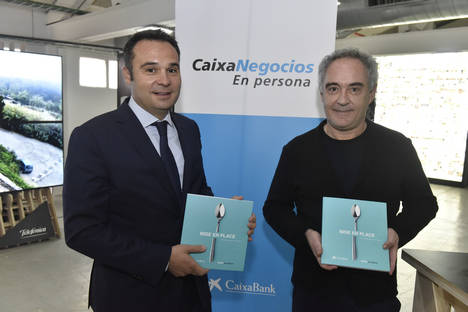 Jordi Nicolau, director territorial de CaixaBank en Barcelona, y Ferran Adriá durante la presentación de la guía.