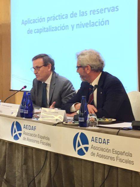 De izquierda a derecha, Carlos Hernández, coordinador de la Sección del Impuesto sobre Sociedades de la AEDAF y José Ignacio Alemany, Presidente de la AEDAF. 
