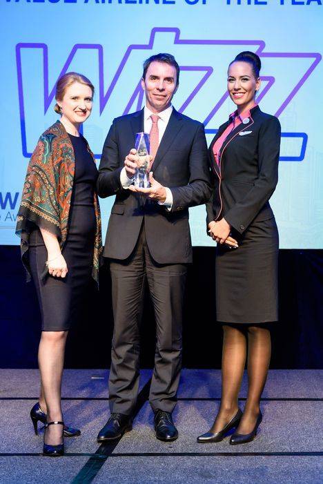 (de izquierda a derecha) Victoria Moores, directora de la edición europea de Air Transport World, József Váradi, director general y la embajadora de WIZZ Petra celebran el nombramiento de WIZZ en la gala.
