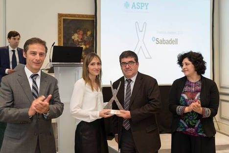 De Izq. a dcha. Luis Recolons, Dr. d ASPY Prevención; Joan Antoni Alonso, Dr. de Prevención de Banc de Sabadell y Delfi García, Técnica de PRL.