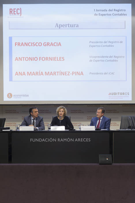 Francisco Gracia, presidente del Registro de Expertos Contables (REC); Ana María Martínez-Pina, presidenta del Instituto de Contabilidad y Auditoría de Cuentas (ICAC); Antonio Fornieles, vicepresidente del Registro de Expertos Contables (REC).