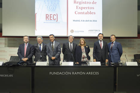 Carlos Puig de Travy, presidente del Registro de Economistas Auditores del CGE; Valentín Pich, presidente del Consejo General de Economistas (CGE); Francisco Gracia, presidente del Registro de Expertos Contables (REC); Juan Rosell, presidente de la CEOE; Elvira Rodríguez, presidenta de la CNMV; Mario Alonso, presidente del Instituto de Censores Jurados de Cuentas (ICJCE); Antonio Fornieles, vicepresidente del Registro de Expertos Contables (REC).