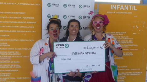 Kern Pharma colabora con la Fundación Theodora repartiendo sonrisas entre niños hospitalizados