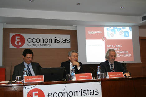 Pascual Fernández, decano del Colegio de Economistas de Madrid Valentín Pich, presidente del Consejo General de Economistas Victoriano Martín,catedrático de Historia del Pensamiento Económico