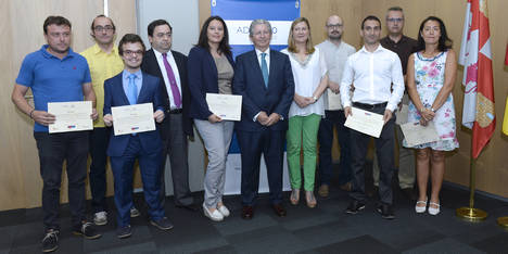 El presidente del Grupo CLH, José Luis López de Silanes, y la consejera de Economía y Empleo de Castilla y León, Pilar del Olmo con los representantes de los proyectos premiados