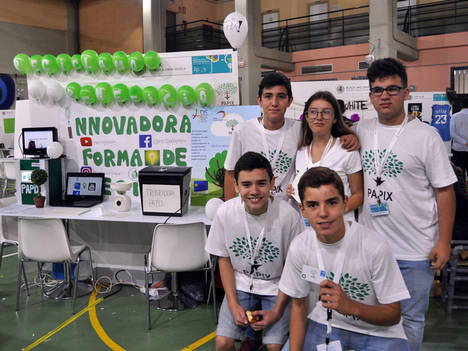 El equipo de alumnos creador del proyecto ‘Papix’ del Colegio Alemán ‘Alberto Durero’ de Sevilla en el stand expositivo de la idea.