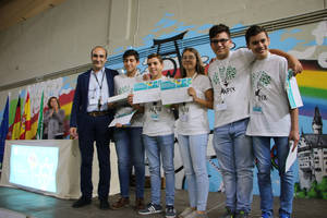 Un contenedor que canjea folios reciclados a cambio de papel usado, idea ganadora de la I Feria de Innovación y Emprendimiento en ESO y Bachillerato del Colegio Alemán ‘Alberto Durero’ de Sevilla