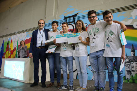 El equipo de alumnos creador del proyecto ‘Papix’ del Colegio Alemán ‘Alberto Durero’ de Sevilla tras conocer la obtención del primer premio junto al profesor del centro Eduardo Hernando.