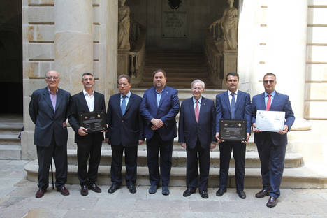 El vicepresidente y conseller de Economia y Hacienda, Oriol Junqueras; el presidente de la Cambra de Comerç, Miquel Valls; y el presidente del jurado de los Premios Llotja, Josep Cercós, con los representantes de las empresas galardonadas. 