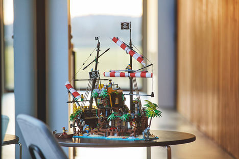 LEGO® anuncia un set inspirado en su épico juguete del barco pirata Black Seas Barracuda de 1989
