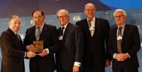 Carlos Gracia recibe el galardón de manos de Jean Todt, Vicepresidente de Honor de la FIA.
