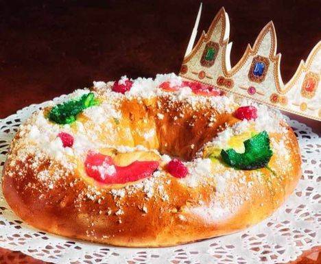 Queridos Reyes Magos, gracias por vuestros regalos. Os dejamos un roscón para que recuperéis fuerzas. Feliz día de Reyes a todos.