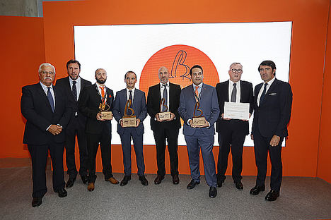 Las autoridades junto a los galardonados con los premios ‘Fomenta la bioenergía’ y a la ‘Innovación’, así como el director gerente del Hospital Clínico de Valladolid, que ha recibido un diploma de reconocimiento. 