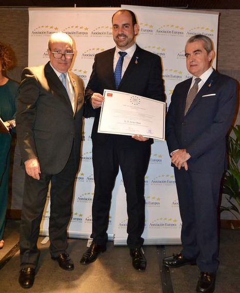 Javier Oñate recibe el premio.