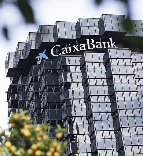 CaixaBank supera el millón de clientes que firman sus operaciones de banca digital con el móvil