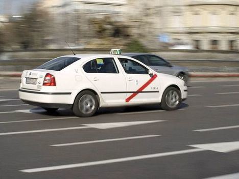 El taxi de Madrid exige a Almeida ayudas para reflotar el sector en el “peor verano de su historia”