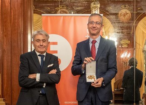 De izqda. a dcha.:  Valentín Pich, presidente del Consejo General de Economistas de España, y  Pablo Hernández de Cos, gobernador del Banco de España.