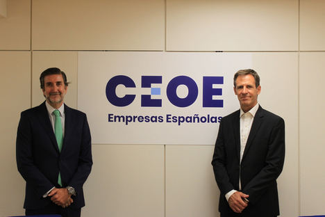 De izqda. a dcha.: Javier Calderón, director de Empresas y Organizaciones de la CEOE y Carlos Peraita, director general de ANEFHOP.