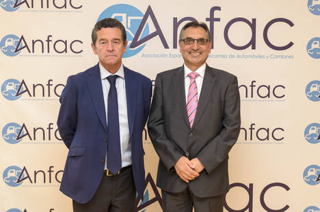 Dcha. a izda.: Antonio Cobo, Presidente de ANFAC y Consejero Delegado y Director General de General Motors España, y Mario Armero, Vicepresidente Ejecutivo de ANFAC.