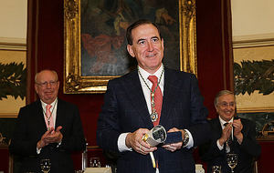 El presidente de Fundación Mapfre recibe la Medalla de Honor de la Real Academia Nacional de Medicina