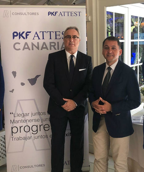 Vicente Miguel Álvarez Gil director de la oficina PKF ATTEST Canarias y José Manuel Bermúdez, alcalde de Santa Cruz de Tenerife en la inauguración de las oficinas de PKF ATTEST Canarias.