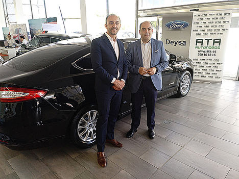 Lorenzo Amor, presidente de ATA (izquierda) y Juan José Fernández, director comercial de Ford Deysa.