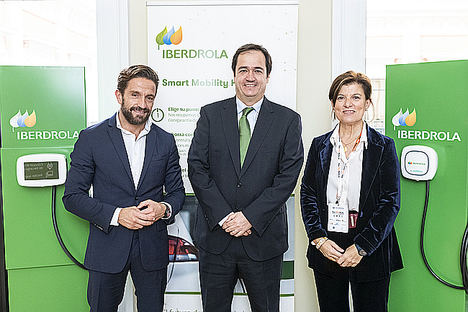 Gerardo Pérez, presidente de Faconauto, Antonio Armengot, delegado comercial de Iberdrola en la Comunidad de Madrid, y Marta Blázquez, vicepresidenta ejecutiva de Faconauto. 