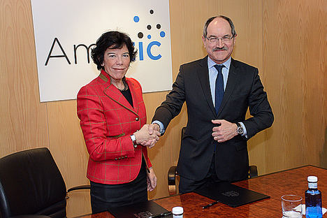 La Ministra de Educación y Formación Profesional, Isabel Celaá, y el presidente de AMETIC, Pedro Mier, durante la firma del protocolo de intenciones en la sede de AMETIC.  