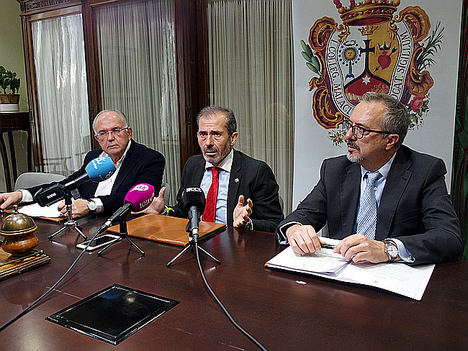El decano, Francisco Javier Lara, el letrado José Carlos Aguilera y el abogado y profesor de Derecho Penal de la Universidad de Málaga Antonio Caba. 
