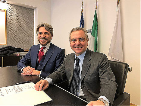 A la izquierda, Marco Marlia, fundador y CEO de MotorK, y a su lado, Dario Scannapieco, vicepresidente del BEI.
