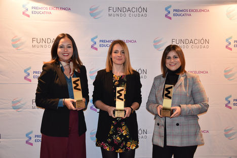Ana Belén A. Farelo, Paola Ríos y María José Ruiz con los trofeos.